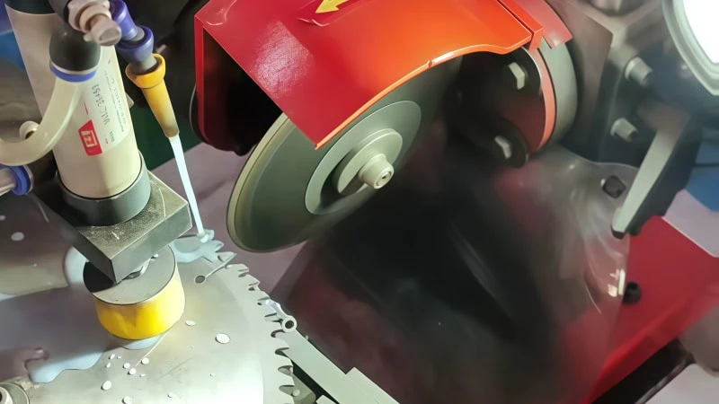 C&aacute;ch chọn cỡ hạt kim cương ph&ugrave; hợp để m&agrave;i k&iacute;nh