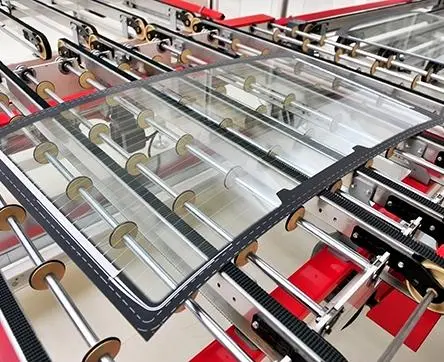 B&aacute;nh m&agrave;i được sử dụng như thế n&agrave;o trong qu&aacute; tr&igrave;nh gia c&ocirc;ng k&iacute;nh trưng b&agrave;y xe?